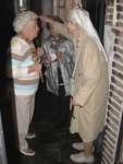 862423 Afbeelding van zuster Augustines Compier in gesprek met de oudste vrijwilligster van het museum, Bep Jacobs, op ...